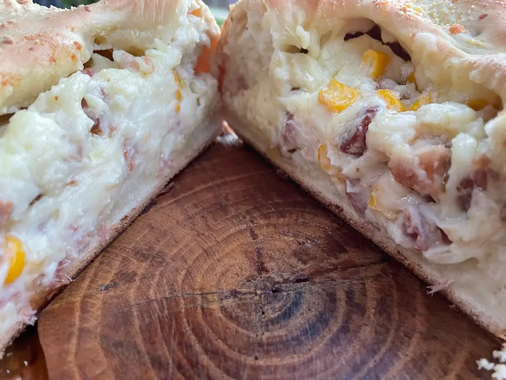 pao-gourmet-bacon-e-milho-com-catupiry-02.webp