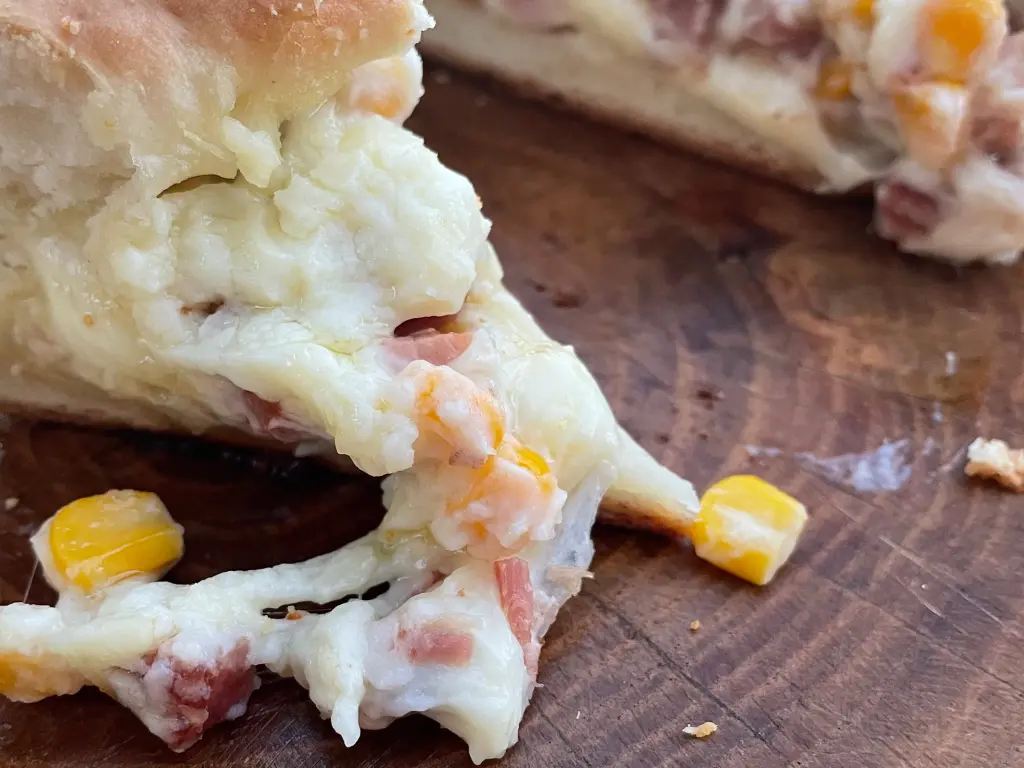 pao-gourmet-bacon-e-milho-com-catupiry-03.webp