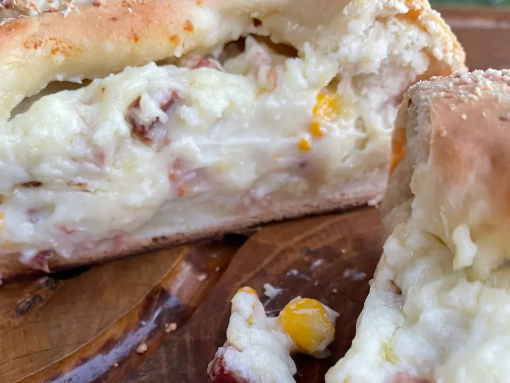 pao-gourmet-bacon-e-milho-com-catupiry-04.webp