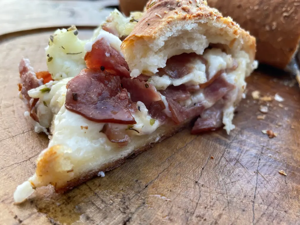 pao-gourmet-de-calabresa-com-catupiry-03.webp