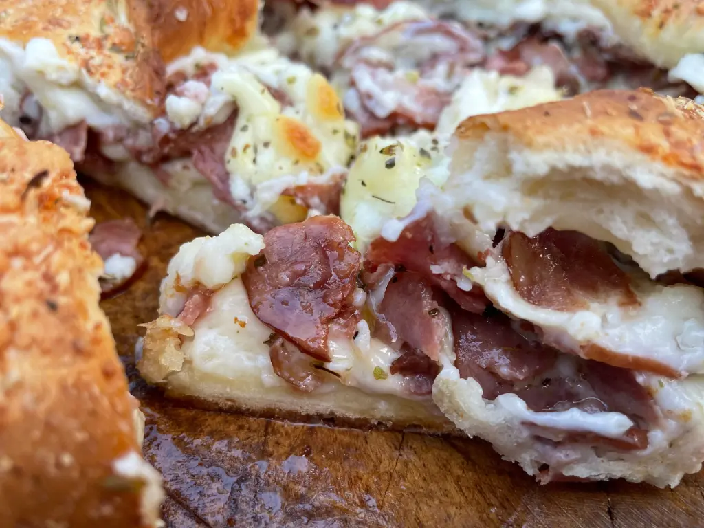 pao-gourmet-de-calabresa-com-catupiry-04.webp