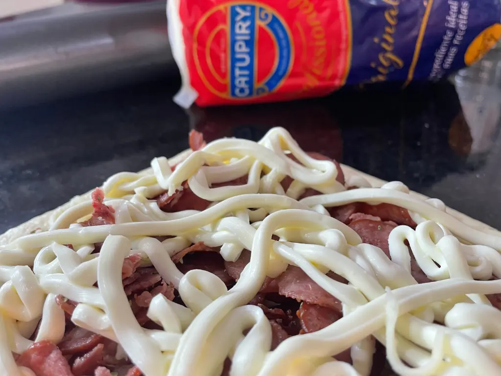 pao-gourmet-de-calabresa-com-catupiry-06.webp