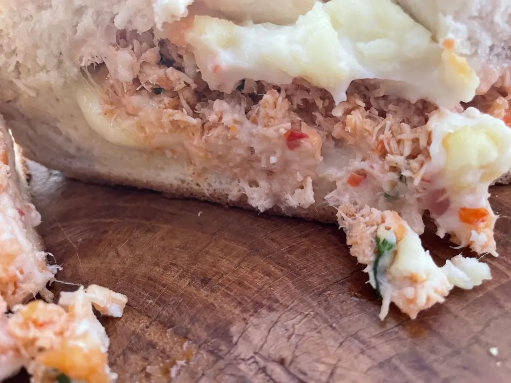 pao-gourmet-de-frango-com-catupiry-04.webp