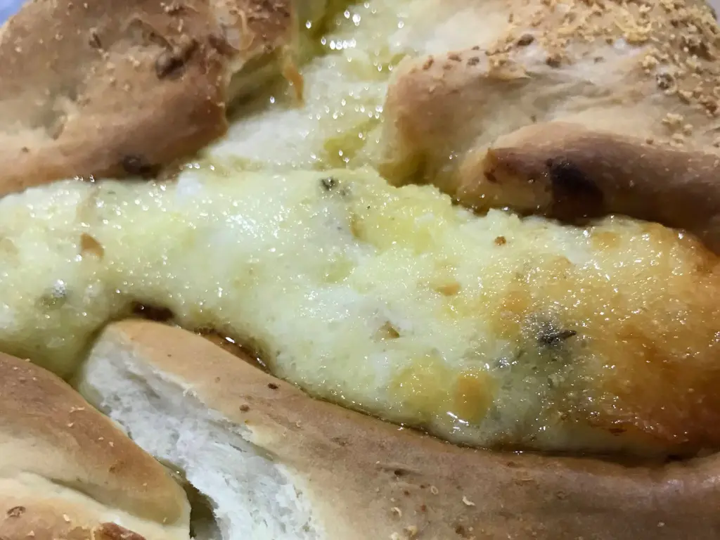 pao-gourmet-de-quatro-queijos-03.webp